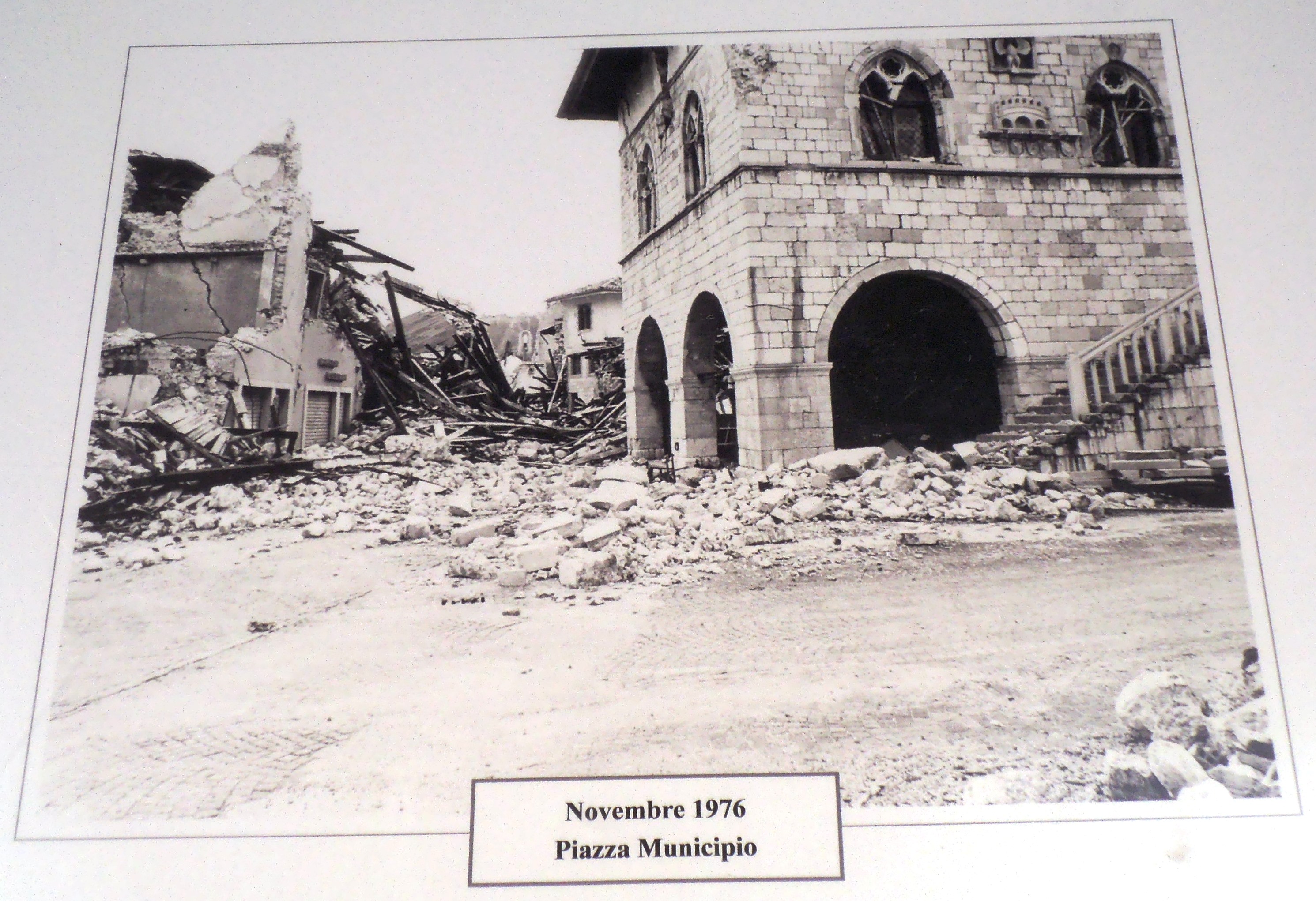 Venzone - Piazza Municipio November 1976